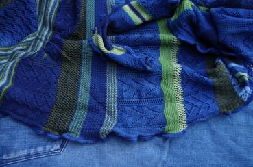 Invero Dreiecktuch Kyra lagune, Farben , Struktur, Muster mit Jeans